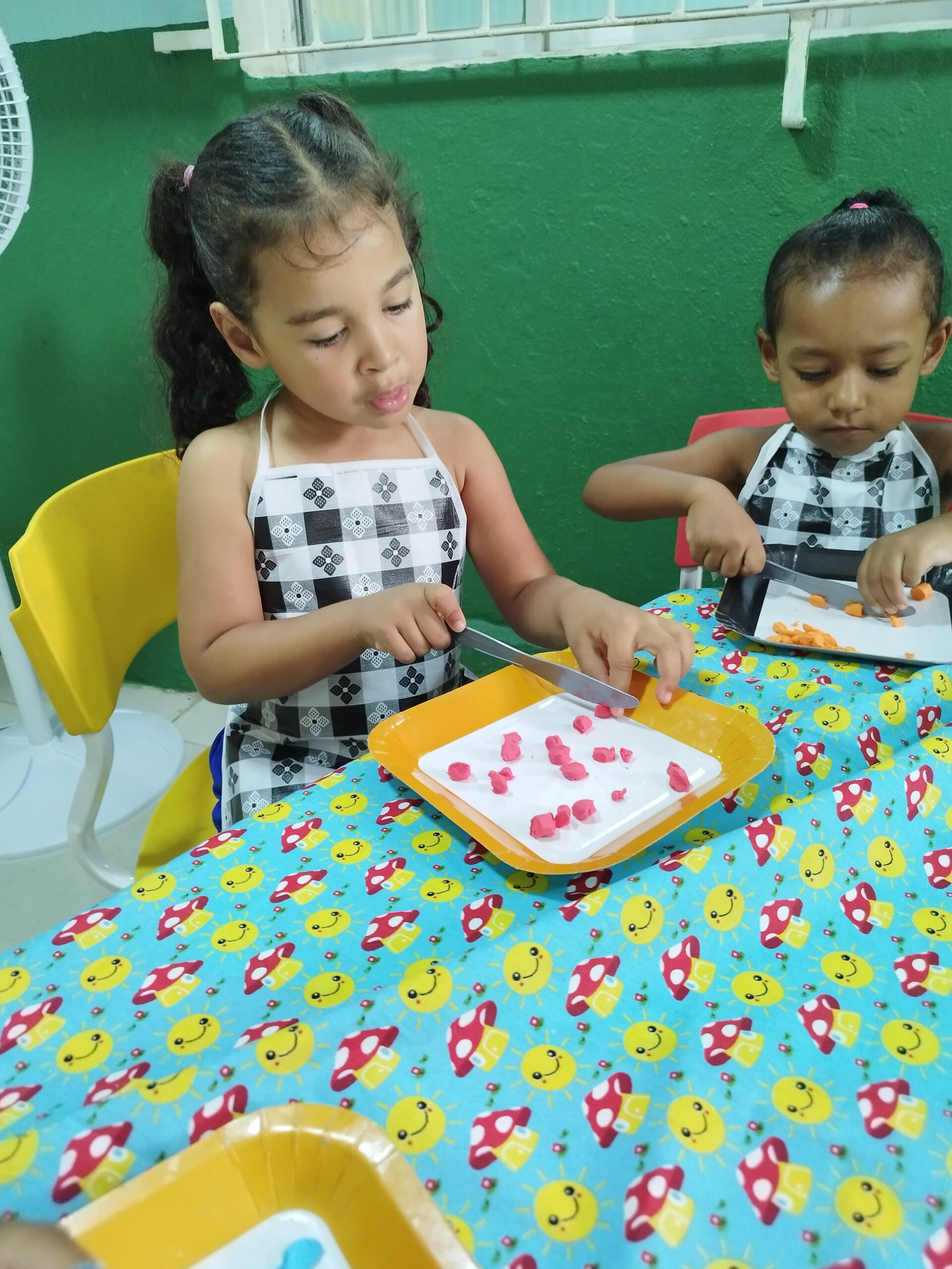 Turma durante aula de música comunitária