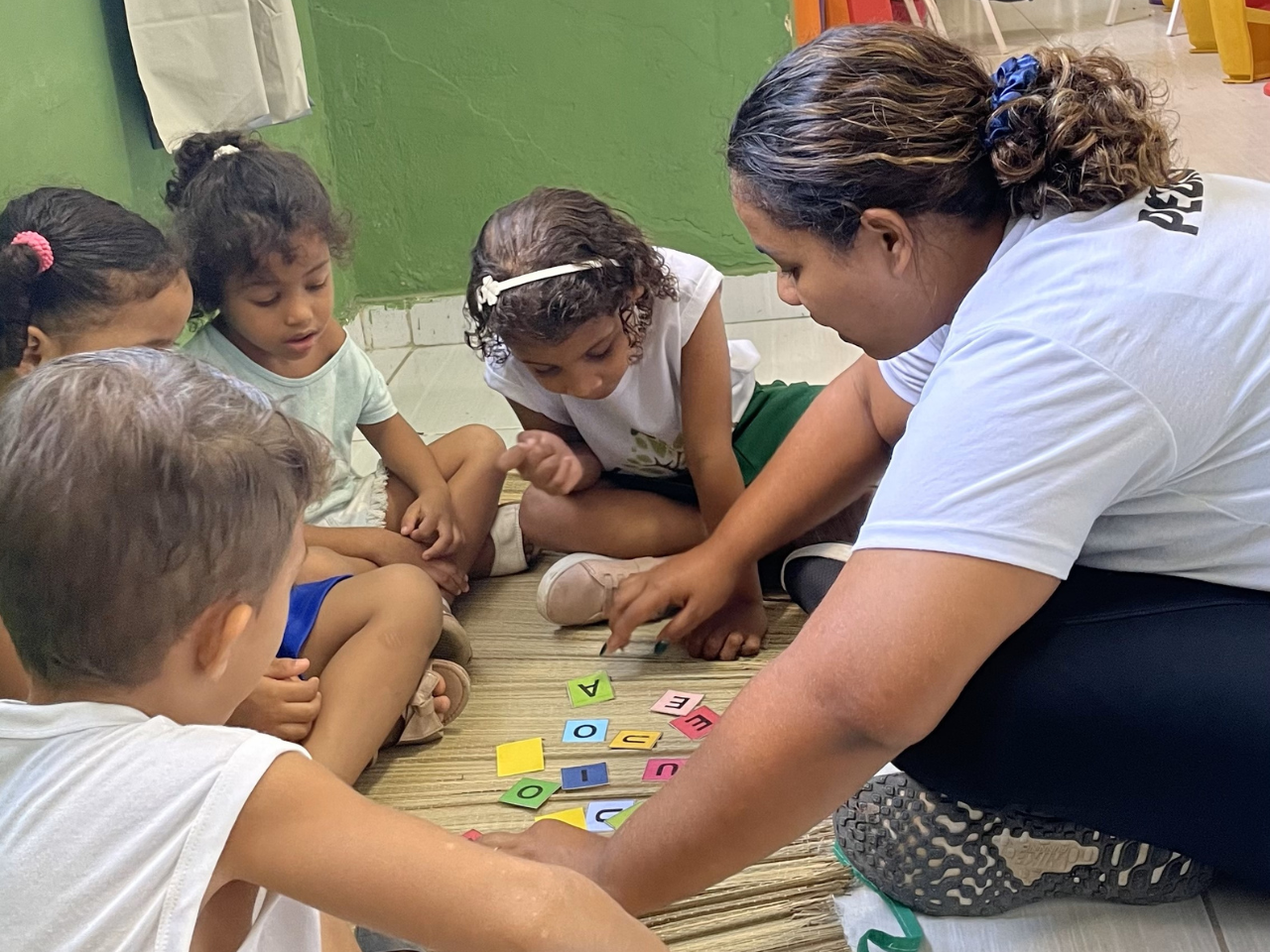 Alunas reunidas no Instituto Maria Amélia