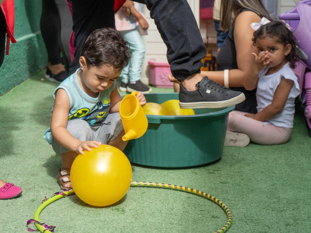 Aula de artesanato no Instituto Maria Amélia