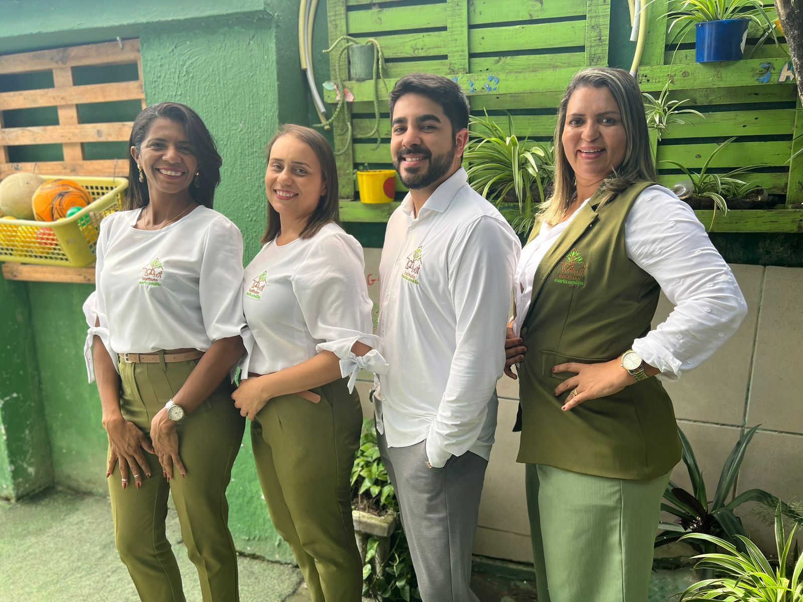 Equipe do Instituto Maria Amélia reunida com a comunidade