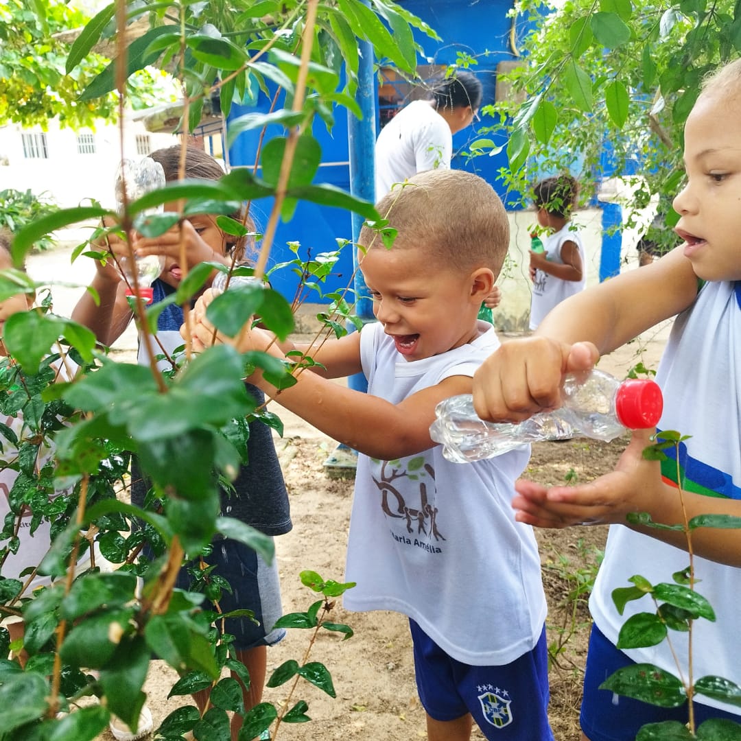 Crianças aprendendo com instrumentos musicais