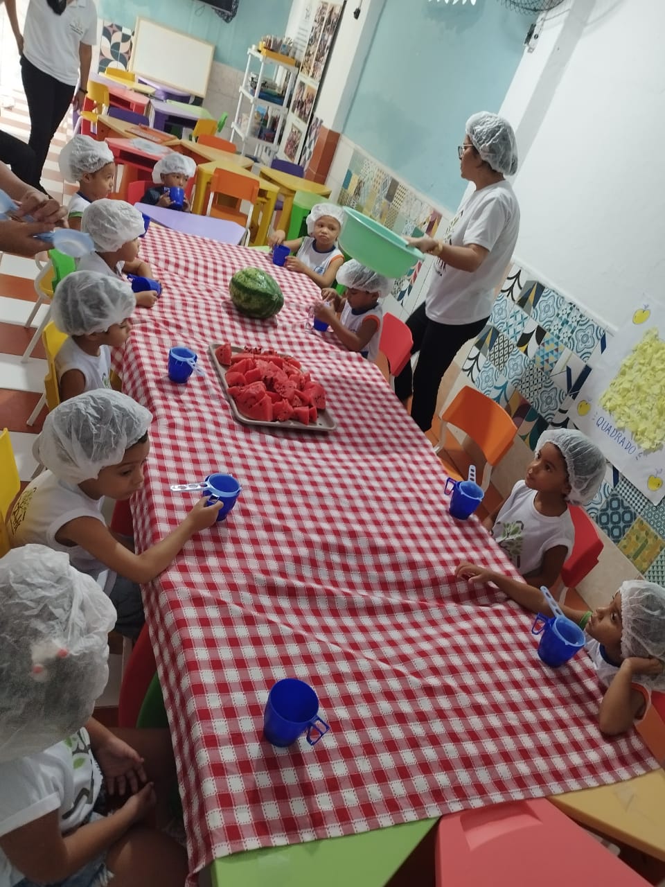 Grupo de mulheres celebrando conquista profissional